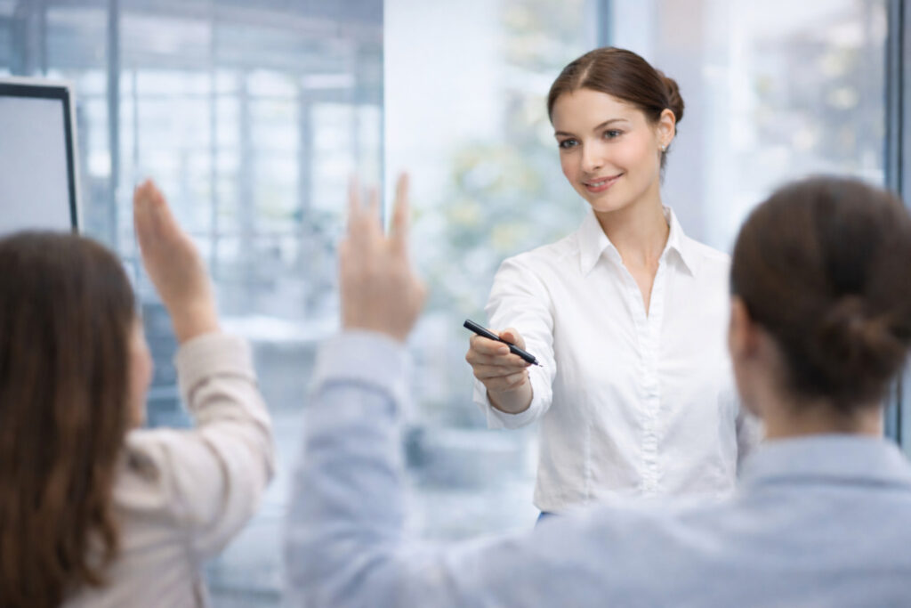 instructora impartiendo capacitación empresarial a empleados en curso de desarrollo de talento y formación corporativa y tecnica