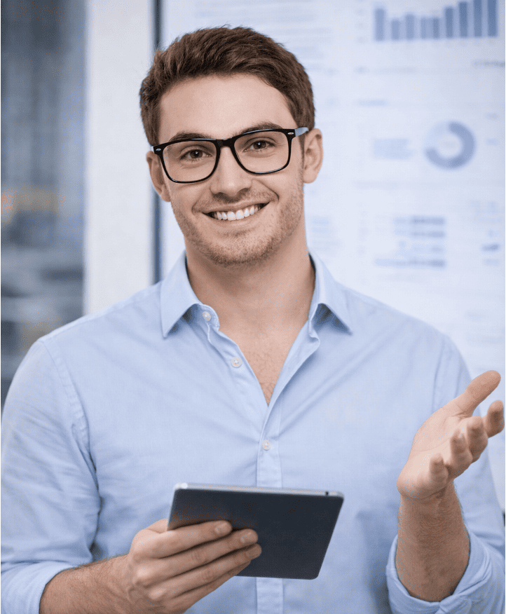 Profesional impartiendo capacitación empresarial alineada a normativas STPS y estándares internacionales.