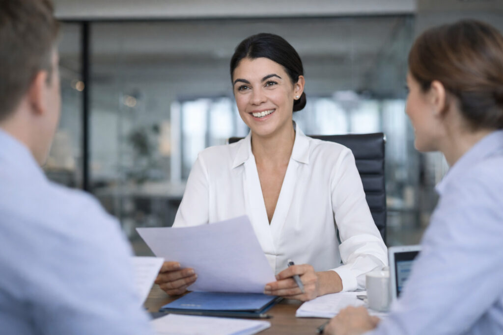 especialista de recursos humanos realizando entrevista laboral durante proceso de reclutamiento y selección de personal